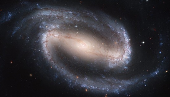 Hubble2005-01-barred-spiral-galaxy-NGC1300-1170x668